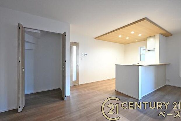 ■現地撮影写真■窓ガラスは紫外線76%カットで安心のLOW-Eペアガラスを採用!結露防止にも効果的です!