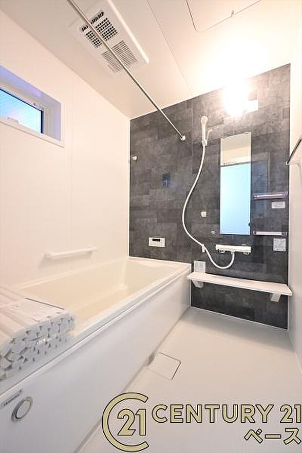 ■現地撮影写真■ゆったりしたサイズの浴室!足を伸ばしての入浴は疲れも癒してくれます!