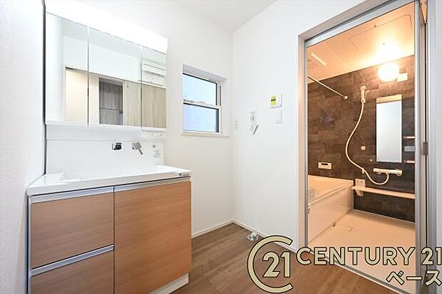 ■現地撮影写真■三面鏡タイプのミラーキャビネット!収納スペースも豊富です!