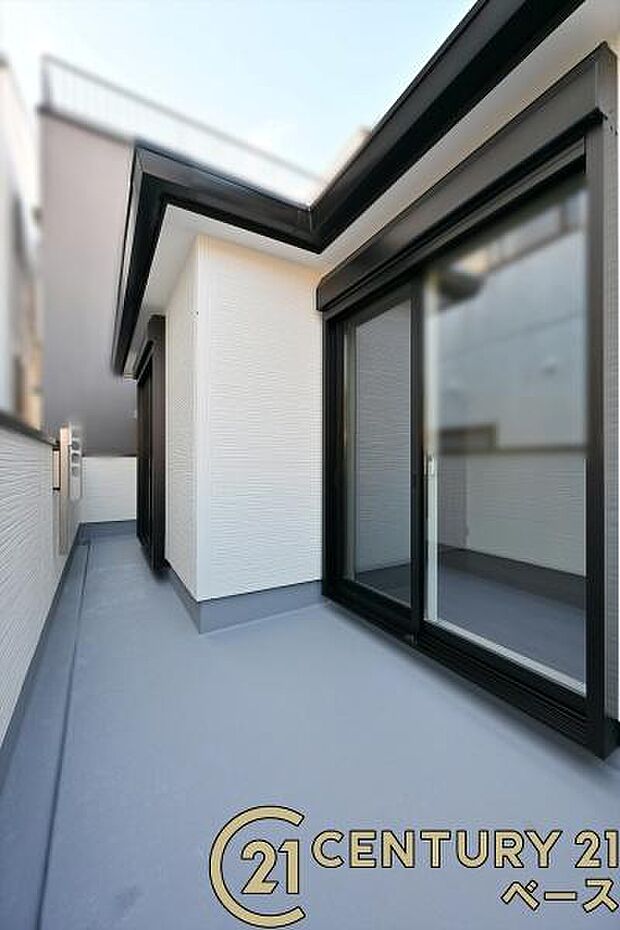 ■現地撮影写真■日当たりのよいバルコニー!洗濯物もよく乾きます!