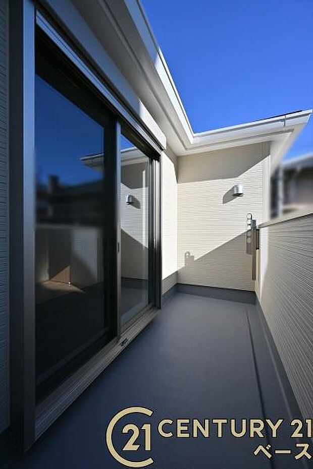 ■現地撮影写真■日当たりのよいバルコニー!洗濯物もよく乾きます!