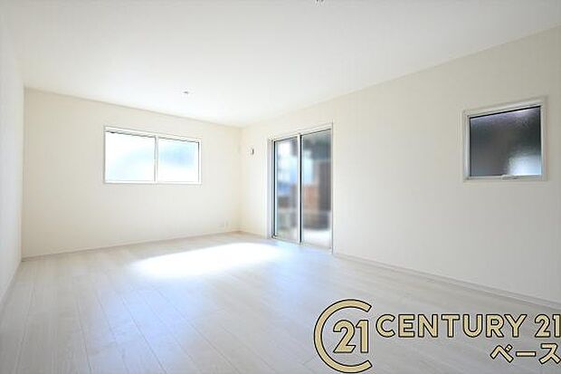 ■現地撮影写真■ご家族でくつろいでいただける広々したLDKは約17帖です!