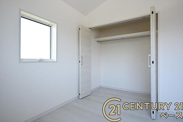 ■現地撮影写真■冬物のコートや季節のものなどたくさんしまえる広さ!