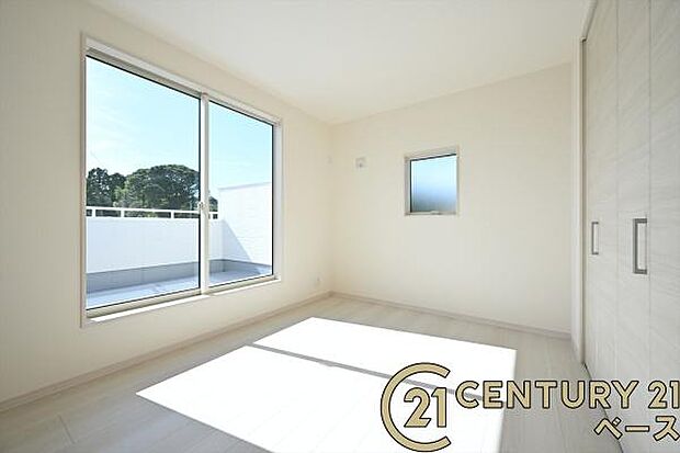 ■現地撮影写真■バルコニーに面した開放感のあるお部屋です!