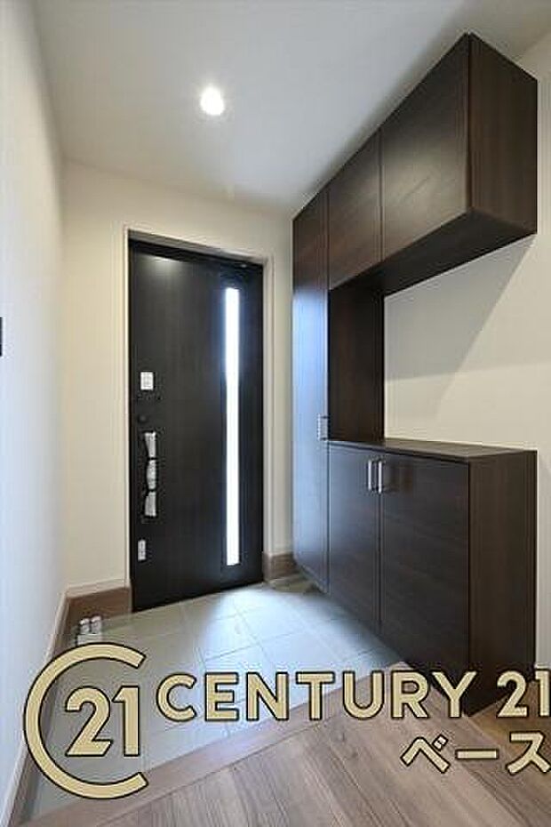 ■現地撮影写真■玄関には便利な収納スペースを完備!