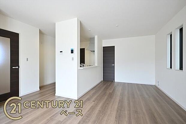 ■現地撮影写真■大きな窓から柔らかい光が射し込みます!