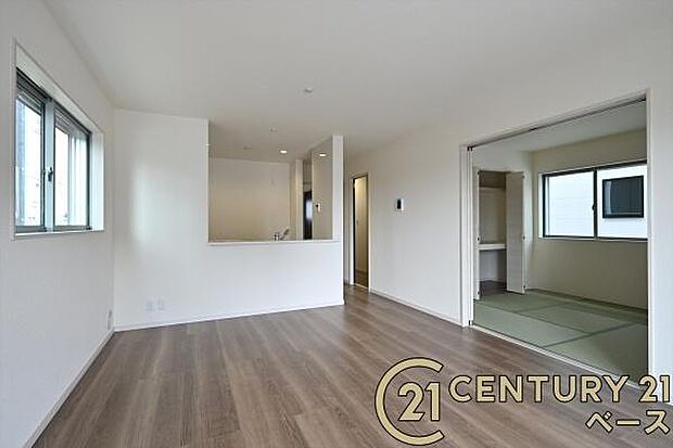 ■現地撮影写真■LDKは大きな窓から柔らかい光が射し込みます!