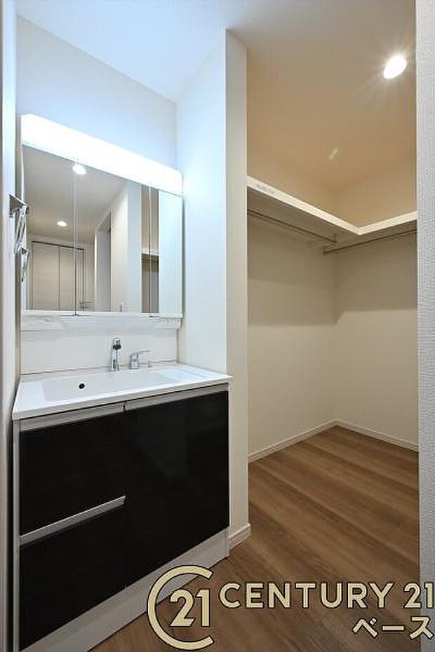 ■現地撮影写真■三面鏡タイプのミラーキャビネット!収納スペースも豊富です!