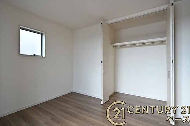 ■現地撮影写真■広々としたクローゼットを完備!大きな荷物も楽々収納!