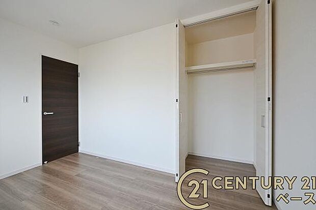 ■現地撮影写真■冬物のコートや季節のものなどたくさんしまえる広さ!