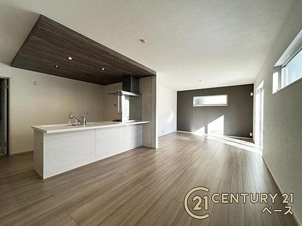 大きな窓から緑と透き通る青空が感じられる解放的なリビングです!