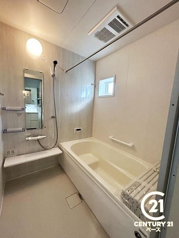 ゆったりしたサイズの浴室!足を伸ばしての入浴は疲れも癒してくれます!