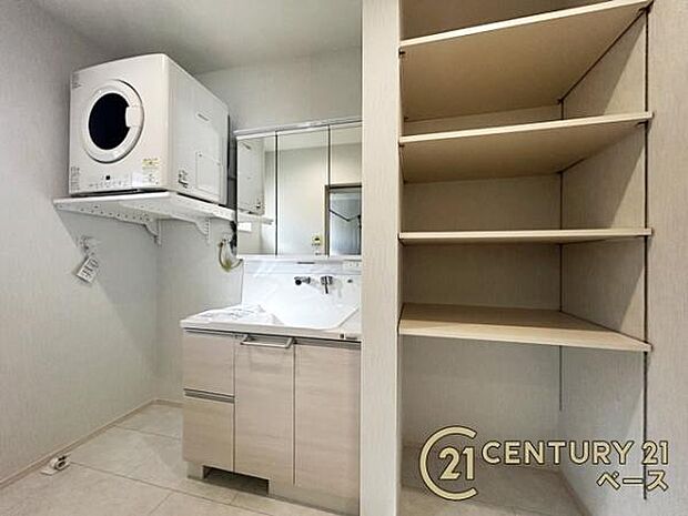 三面鏡タイプのミラーキャビネット!収納スペースも豊富です!