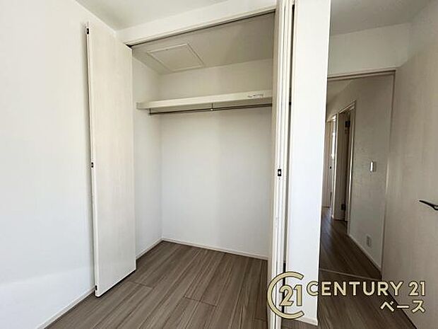 冬物のコートや季節のものなどたくさんしまえる広さ!