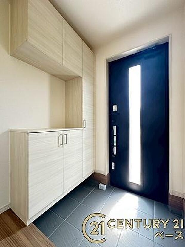 ■現地撮影写真■すっきりとした明るい玄関が家族やお客様を迎えてくれます!