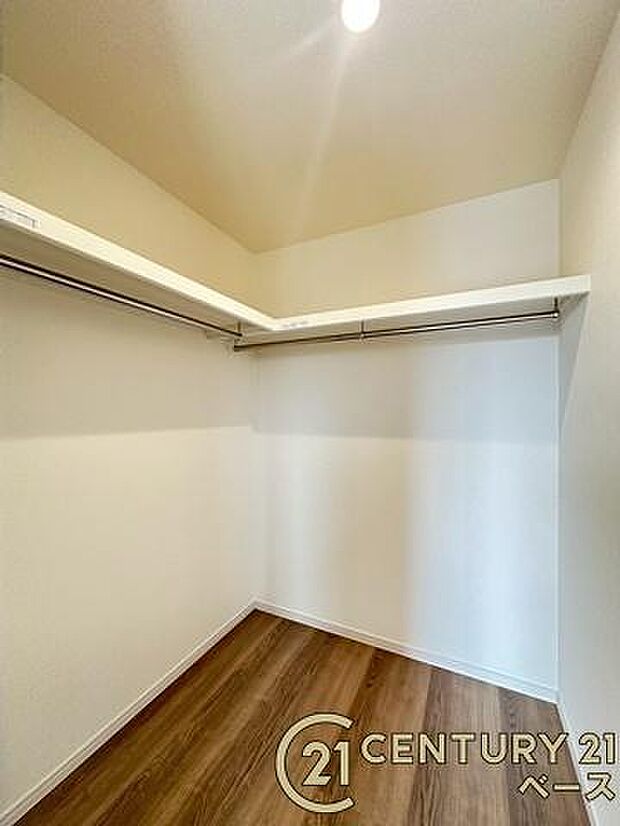 ■現地撮影写真■冬物のコートや季節のものなどたくさんしまえる広さ!