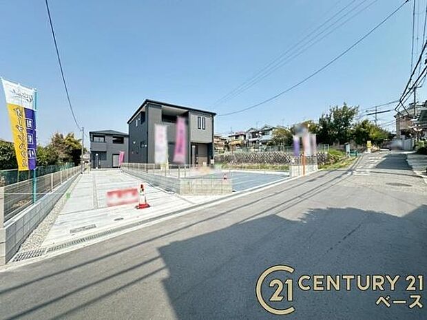 ■現地撮影写真■前面道路は広々約4.8mでお車の出し入れも楽々!