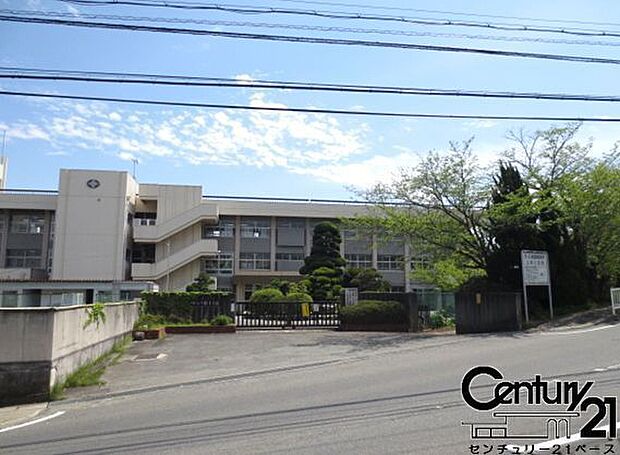 上牧町立上牧小学校まで2100m