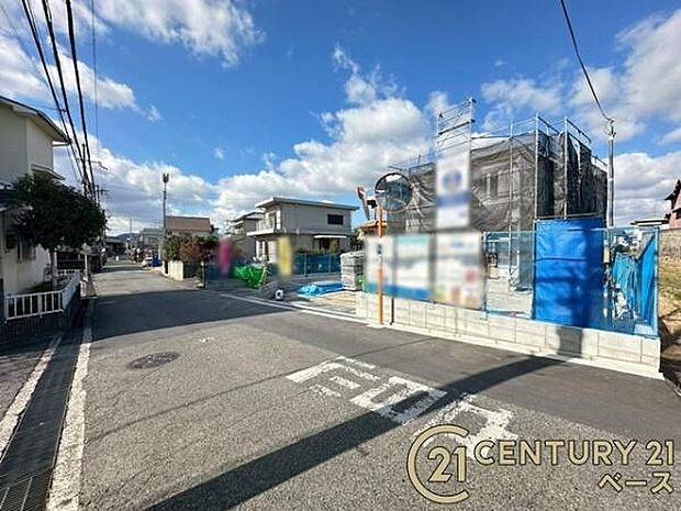 ■現地撮影写真■前面道路は広々約4.8mでお車の出し入れも楽々!