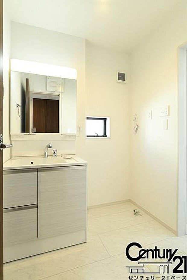 ■三面鏡タイプのミラーキャビネット!収納スペースも豊富です!■