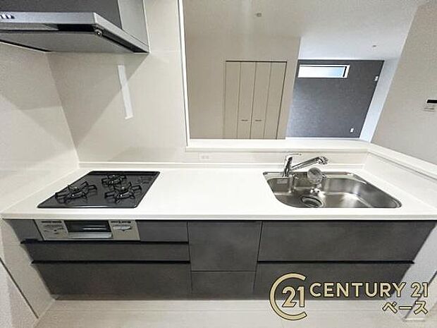 ■家族とのコミュニケーションがとりやすい人気のカウンターキッチン!■