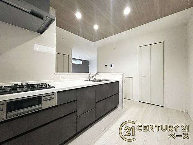 ■現地撮影写真■広々キッチンで快適にお料理!便利な収納スペースも完備!