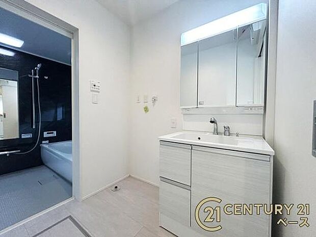 ■三面鏡タイプのミラーキャビネット!収納スペースも豊富です!■