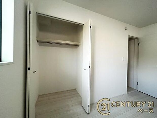 ■広々としたクローゼットを完備!大きな荷物も楽々収納!