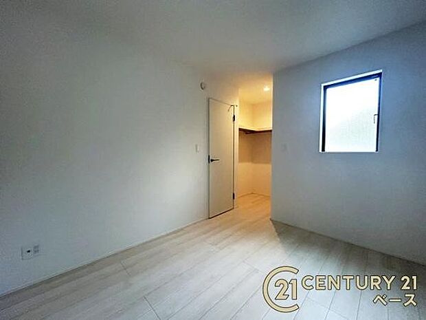 ■現地撮影写真■各居室にクローゼットがあるため、収納スペースに困りません。