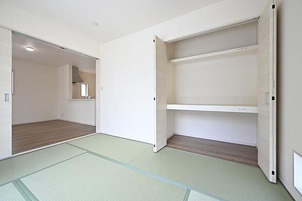 ■現地撮影写真■リビング隣接タイプの和室です!布団なども入る大容量の収納を完備!