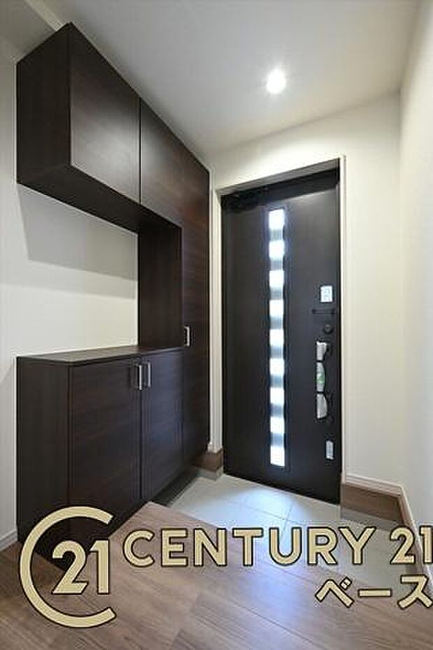 ■現地撮影写真■すっきりとした明るい玄関が家族やお客様を迎えてくれます!