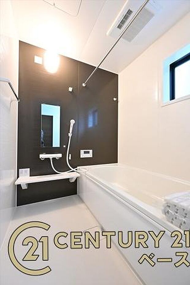 ■現地撮影写真■ゆったりしたサイズの浴室!足を伸ばしての入浴は疲れも癒してくれます!