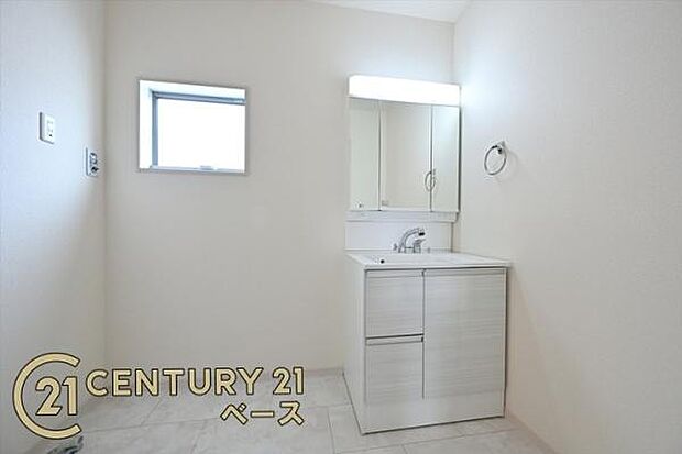 ■現地撮影写真■三面鏡タイプのミラーキャビネット!収納スペースも豊富です!