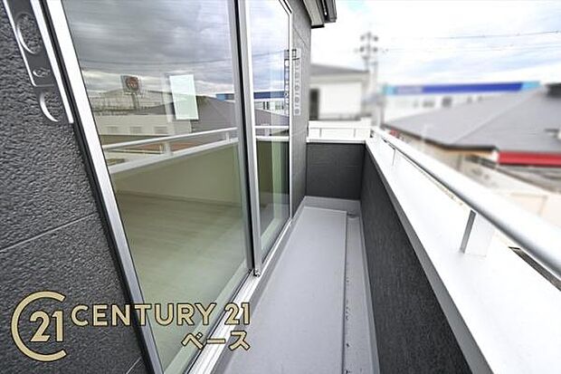 ■現地撮影写真■日当たりのよい広々バルコニー!お布団干しもラクに行えます!