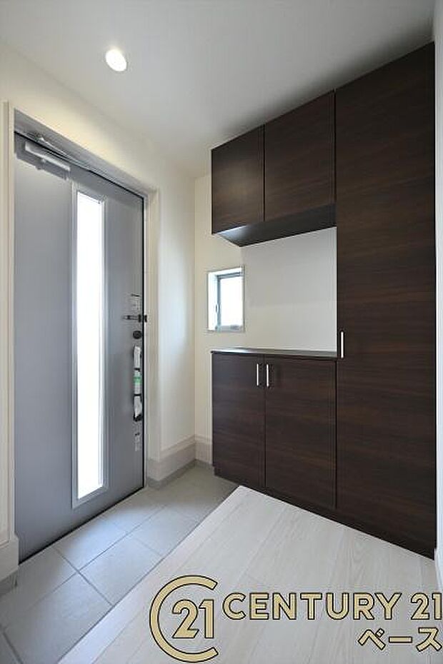 ■現地撮影写真■すっきりとした明るい玄関が家族やお客様を迎えてくれます!