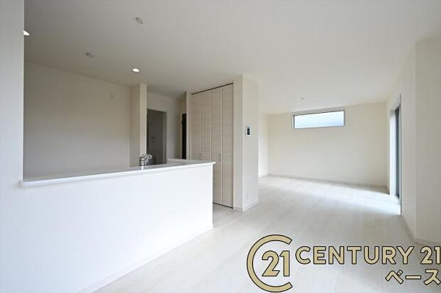 ■現地撮影写真■LDKは大きな窓から柔らかい光が射し込みます!