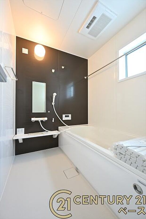 ■現地撮影写真■ゆったりしたサイズの浴室!足を伸ばしての入浴は疲れも癒してくれます!