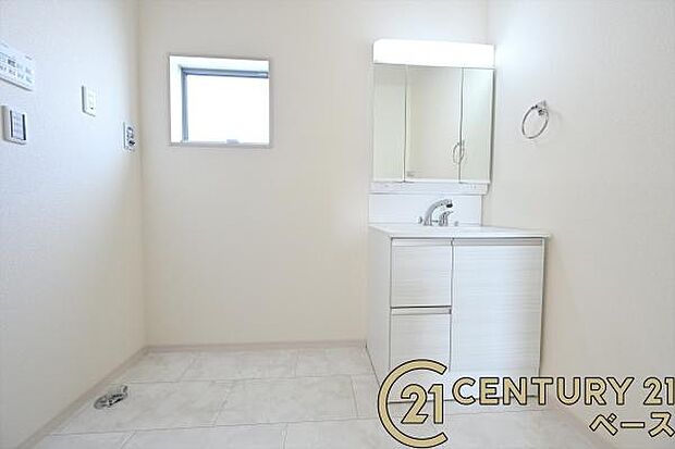 ■現地撮影写真■三面鏡タイプのミラーキャビネット!収納スペースも豊富です!