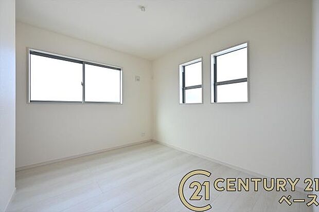 ■現地撮影写真■明るい雰囲気の洋室です!