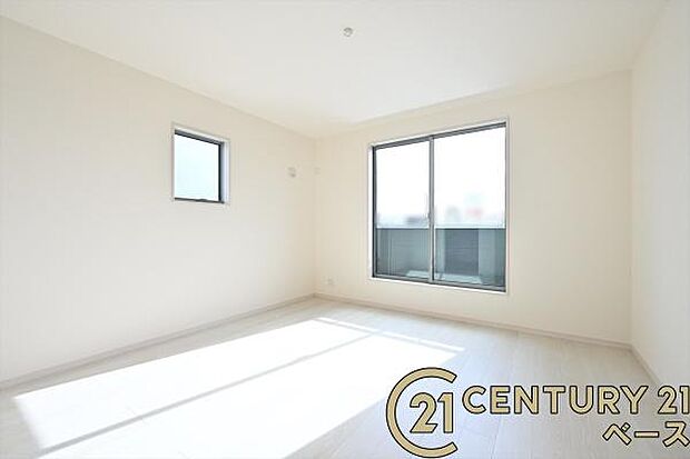 ■現地撮影写真■バルコニーに面した開放感のあるお部屋です!