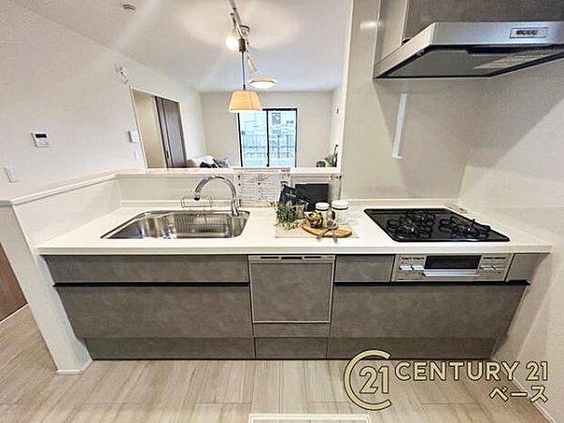 ■キッチンパネルは油などの汚れが付着しにくく、毎日のお手入れが簡単なので清潔なキッチンが保てます!■