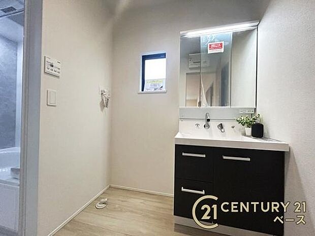 ■三面鏡タイプのミラーキャビネット!収納スペースも豊富です!■