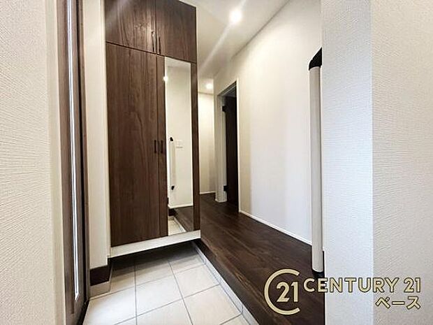 広くて明るい玄関!大容量シューズボックス完備!