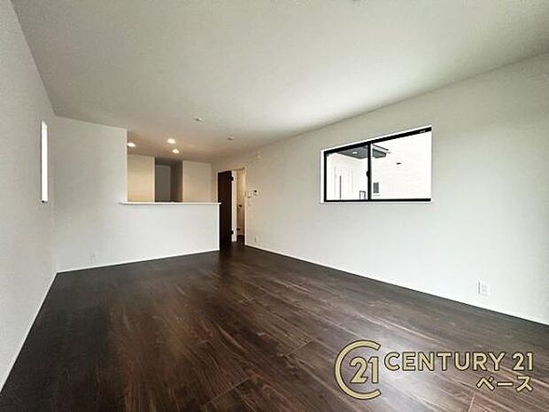 ■現地撮影写真■ご家族でくつろいでいただける広々したLDKは約17帖!