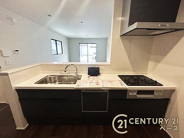 ■キッチンパネルは油などの汚れが付着しにくく、毎日のお手入れが簡単なので清潔なキッチンが保てます!■