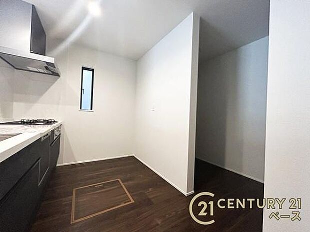 ■キッチン横に収納力たっぷりのパントリーがあります!