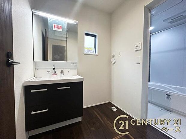 ■三面鏡タイプのミラーキャビネット!収納スペースも豊富です!■