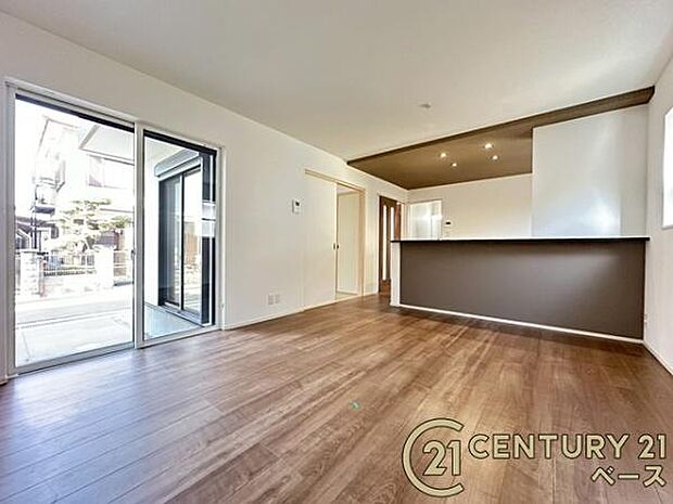 ■現地撮影写真■ご家族でくつろいでいただける広々したリビング!ポップアップ天井・アクセントクロスがおしゃれな空間を演出します!