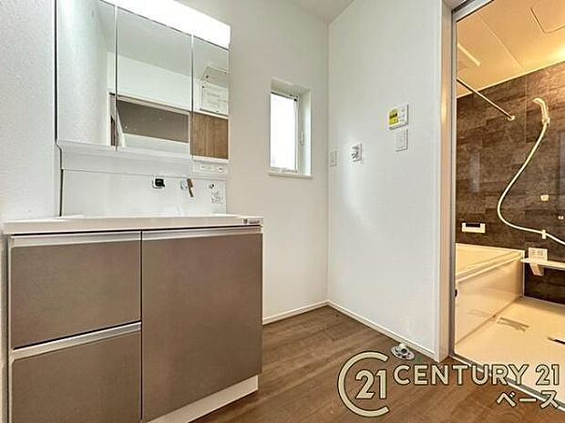 ■現地撮影写真■三面鏡タイプのミラーキャビネット!収納スペースも豊富です!