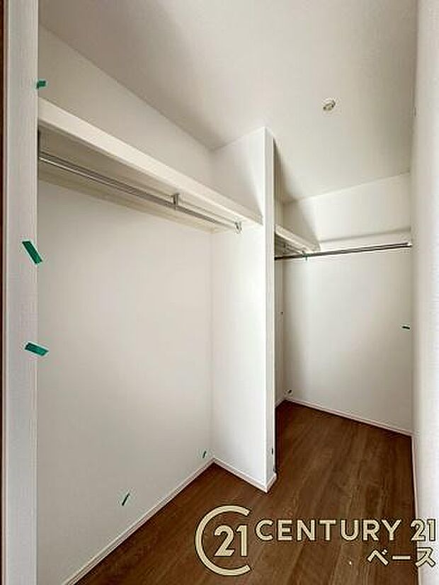 ■現地撮影写真■冬物のコートや季節のものなどたくさんしまえる広さ!